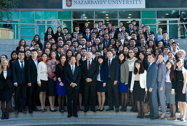 Нурсултан Назарбаев с преподавателями и студентами университета имени себя