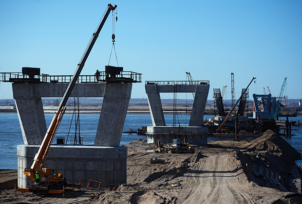 Опоры строящегося моста между российским городом Благовещенском и китайским Хэйхэ на реке Амур