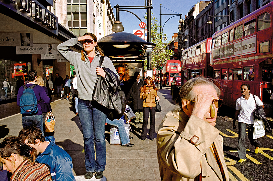 Британец Мэтт Стюарт собрал серию «Все, что может дать жизнь» из тысяч фотографий, сделанных на улицах Лондона за последние 20 лет. На его снимках запечатлены люди, живущие будничной жизнью, спешащие на работу, совершающие покупки, отдыхающие в парках и барах. 

