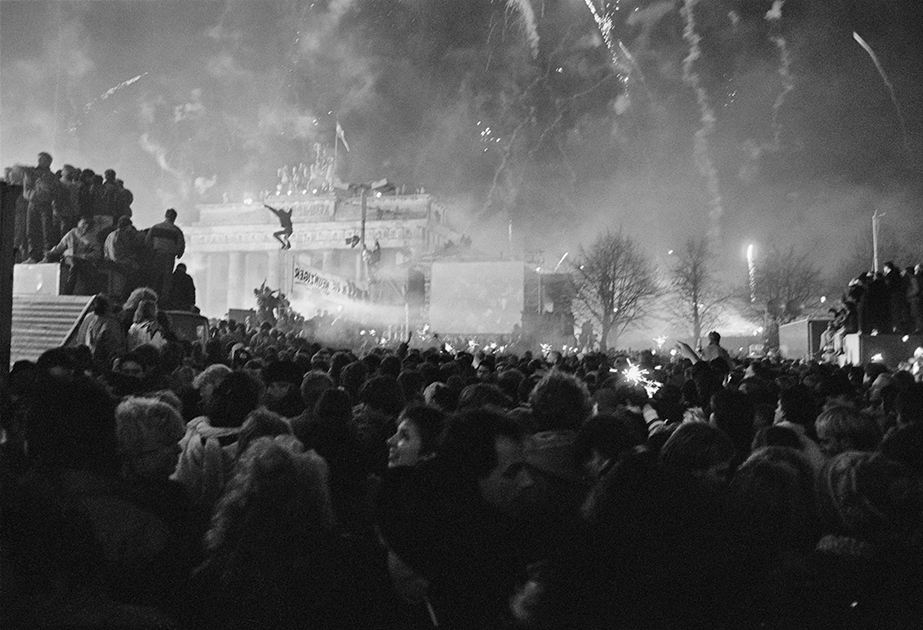 Морис Вайс последние годы существования ГДР фотографировал изменения, происходившие в центре Берлина, а также толпы протестующих, мирные марши, празднования и беспорядки в городе. 