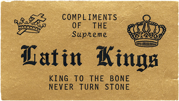 Лаконичная карточка Latin Kings — группировки, возникшей в 1953 году в ходе объединения четырех банд: Mexican Kings, Royal Kings, Coulter Kings и Imperials.