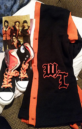 Боевой свитер и кеды Converse уличной банды Warlords выполнены в единых цветах — редкость и высший шик для гангстеров Чикаго. 