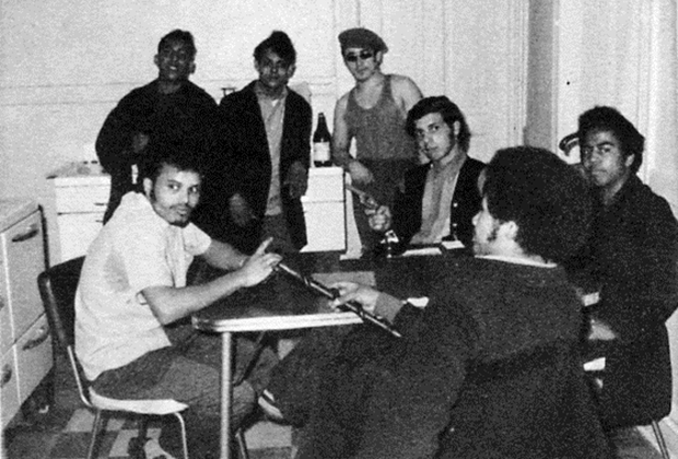 Встреча членов банд Ashland и Cortez в 1972 году. Обе группировки аффилированы с Latin Kings. Президент банды Майкл Перес стоит на заднем плане в берете, характерном для Ashland, а известный гангстер Лаки сидит в свитере в цветах Cortez. Фото из коллекции Роберта Рихака. 