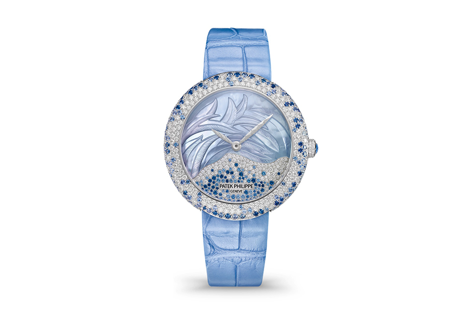 Изысканные женские часы с автоматическим механизмом в 35,8-миллиметровом корпусе из белого золота, павированном бриллиантами, синими и голубыми сапфирами в технике snow setting. На голубом перламутре циферблата вручную вырезан мотив в виде перьев.