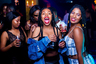 Девушки отдыхают в ночном клубе Booth Night Club в Сэндтоне, Южно-Африканская Республика