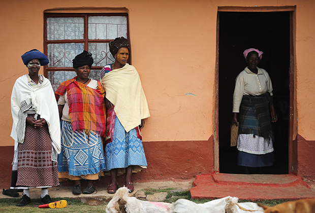Женщины племени коса собираются на похороны Нельсона Манделы — первого чернокожего президента ЮАР. В честь этого события они надели национальные костюмы коса. 