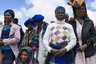 Похороны бывшего президента ЮАР Нельсона Манделы. Женщины племени коса, к которому принадлежал Мандела, в национальных костюмах. 