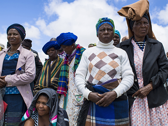 Похороны бывшего президента ЮАР Нельсона Манделы. Женщины племени коса, к которому принадлежал Мандела, в национальных костюмах. 
