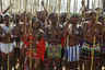 Женщины племени зулу во время ежегодного танца тростника — праздника девственности в королевском дворце зулу рядом с Нонгомой. 