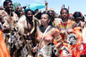 Королевская семья племени зулу танцует в национальных костюмах во время свадьбы дочери короля зулу Гудвила Звелитини принцессы Нанди. Девушка вышла замуж за правнучатого племянника Нельсона Манделы принца Нфундо Бовуленгве Мтирару. 