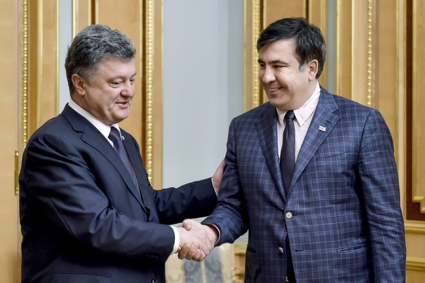 Петр Порошенко (слева) и Михаил Саакашвили в 2015 году