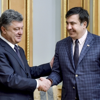 Петр Порошенко (слева) и Михаил Саакашвили в 2015 году