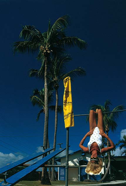 Годом позже после «рыбной ловли» Лорье снимал Триффи на Ки-Уэсте. Налицо все приметы красивой жизни в штате Флорида: синее небо, растрепанные пальмы, ярко-желтое, как американский дорожный знак, полотенце и атлетичная блондинка в белом купальнике.