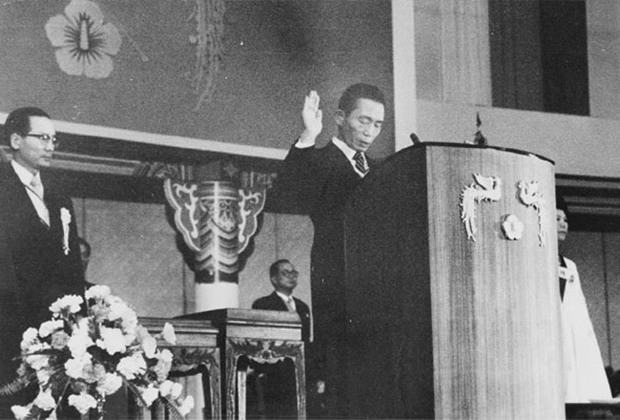 Пак Чон Хи приносит президентскую присягу. 1972 год