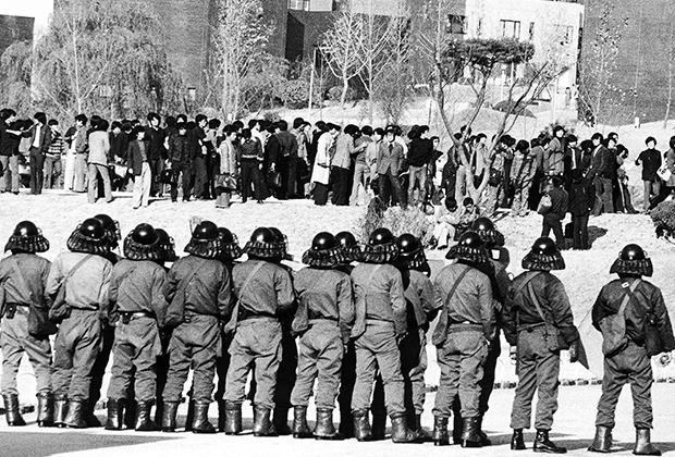 биография президента кореи южной. pic 79fec39c894938300e39f451ffadfa78. биография президента кореи южной фото. биография президента кореи южной-pic 79fec39c894938300e39f451ffadfa78. картинка биография президента кореи южной. картинка pic 79fec39c894938300e39f451ffadfa78. Пак Кын Хе родилась 2 февраля 1952 года в городе Тэгу, Южная Корея. В 1970 году, девочка окончила среднюю школу города Сеул, после чего, в 1974 году, защитила степень бакалавра по специальности «инженер-электроник» в сеульском университете Соган. Позже, получила дополнительное образование в тайваньском Университете китайской культуры, Корейском ведущем научно-техническом институте KAIST и университете Соган. биография президента кореи южной. pic 79fec39c894938300e39f451ffadfa78. биография президента кореи южной фото. биография президента кореи южной-pic 79fec39c894938300e39f451ffadfa78. картинка биография президента кореи южной. картинка pic 79fec39c894938300e39f451ffadfa78. Пак Кын Хе родилась 2 февраля 1952 года в городе Тэгу, Южная Корея. В 1970 году, девочка окончила среднюю школу города Сеул, после чего, в 1974 году, защитила степень бакалавра по специальности «инженер-электроник» в сеульском университете Соган. Позже, получила дополнительное образование в тайваньском Университете китайской культуры, Корейском ведущем научно-техническом институте KAIST и университете Соган.