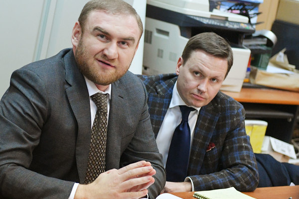 Рауф Арашуков и адвокат Евгений Устин (справа)
