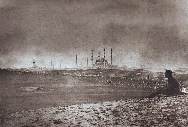 Русский солдат на фоне мечети Селимие в Эдирне (Адрианополе) в 1878 году