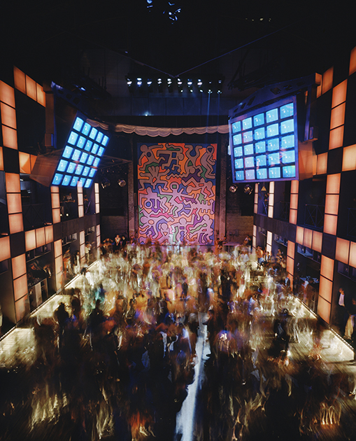 С эволюцией клубной музыки появлялись новые требования и к дизайну помещений. На снимке — нью-йоркский ночной клуб Palladium, в центре видна фреска кисти американского художника Кита Харинга. 