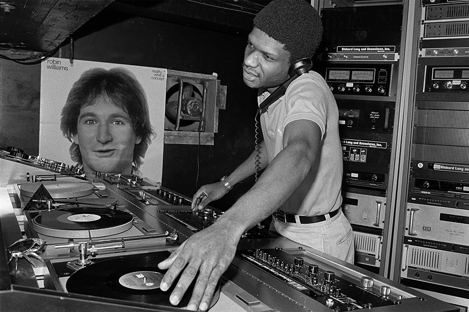 Диджей Ларри Леван, скончавшийся в 1992 году в возрасте 38 лет, был известен как резидент клуба Paradise Garage в Нью-Йорке. На снимке он исполняет сет именно в этом заведении в 1979 году. 

 