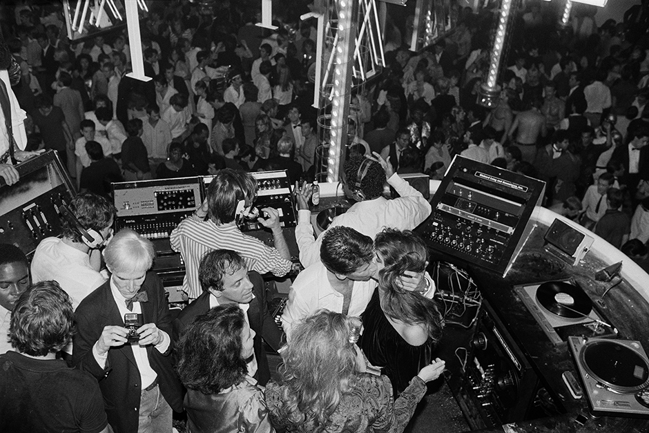 Вечеринка модельера Кельвина Кляйна в нью-йоркском клубе Studio 54 в 1978 году. В левом нижнем углу в смокинге — Энди Уорхол, снимающий автора фотографии Хассе Перссона.
