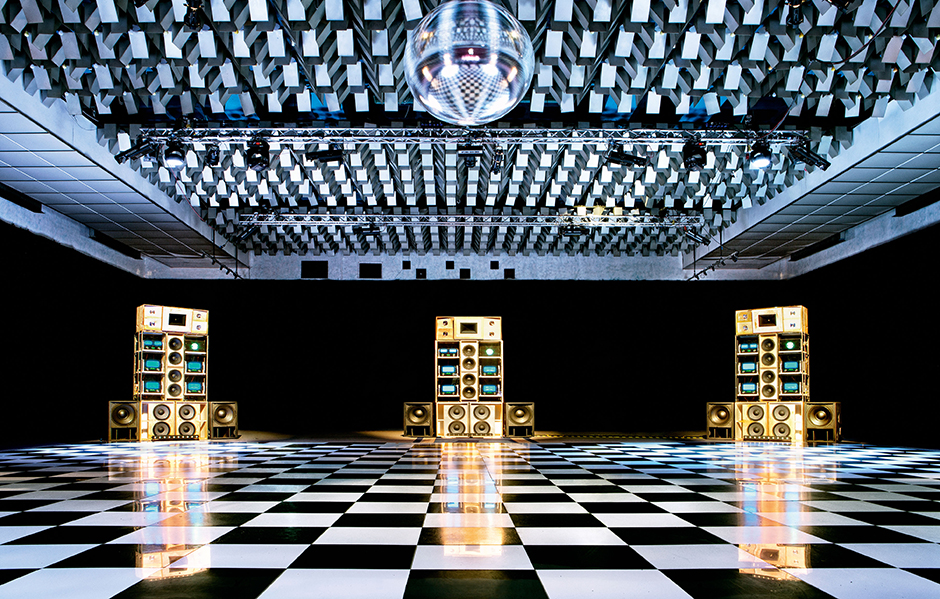 Звуковая система Despacio, созданная в 2013 году, представляет собой семь колонн-колонок по 3,5 метра высотой. Ее создатель — диджей Джеймс Мерфи, фронтмен LCD Soundsystem. 

