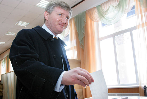 Ринат Ахметов голосует на выборах президента Украины в 2010 году