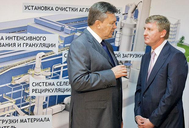 Президент Украины Виктор Янукович и президент компании System Capital Management Ринат Ахметов, 2013 год