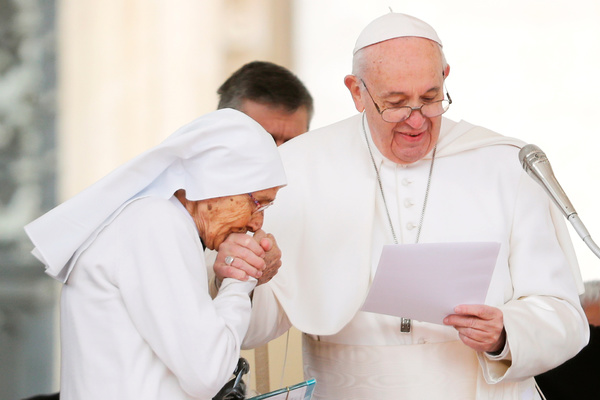 Изображения Папы Римского с флагом ЛГБТ — проверка AFP Fact Check
