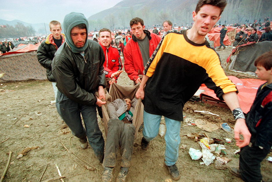 «Официальный» старт столкновениям дали 28 февраля 1998 года: АОК объявила о начале вооруженной борьбы за независимость Косова. Сепаратисты начали нападать на полицейские участки и государственные здания.

Первоначально боролись с формированиями албанцев силы МВД. Позднее, когда АОК разрослась и начала нападать на военные части, к противостоянию присоединилась и армия. В июле 1998-го против албанских формирований началась крупная операция, им нанесли крупное поражение, и к концу сентября от формирований мало что осталось.