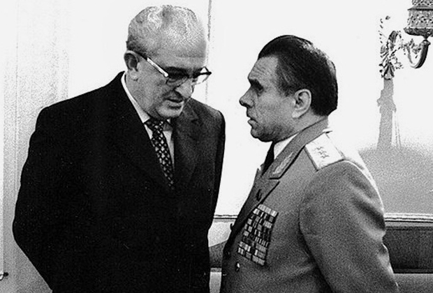 Юрий Андропов (слева) и Николай Щелоков