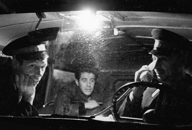 Сотрудники милиции сидят в дежурной машине. 1967 год