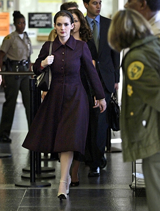 Вайнона Райдер в суде Беверли-Хиллз в день признания ее виновной в краже, ноябрь 2002