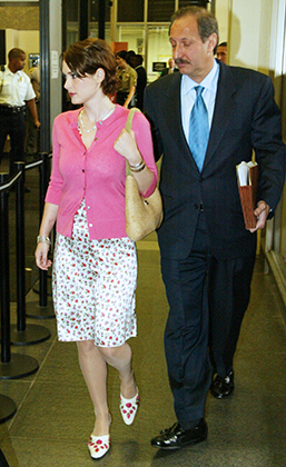 Вайнона Райдер в начале судебного процесса по обвинению ее в краже из универмага Saks Fifth Avenue, октябрь 2002