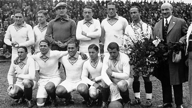 Сборная Франции по футболу на ЧМ-1930. Виллаплан — второй справа в заднем ряду.