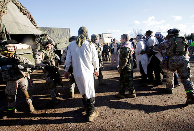 Солдаты латвийской армии обеспечивают сопровождение во время многонациональных военных учений «Сабельный удар 2011» в Адажи (Латвия) с перспективой участия в операциях в Афганистане 