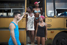Девушки ожидают своего выхода на карнавале в Гаване в советском автобусе ПАЗ.