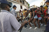 Тысячи молодых людей танцуют под ритмы конга на улицах Сантьяго-де-Куба в честь очередного юбилея Кубинской революции.