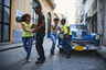 Молодая пара танцует сальсу прямо на улицах старой Гаваны. 
