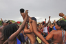 Девушки танцуют на празднике, посвященном началу лета на пляже Гуанабо в Гаване. 