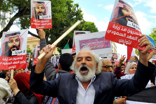 Акция протеста в Тунисе в связи с убийством Джамаля Хашогги, проходившая во время визита в страну принца Мухаммада бин Салмана
