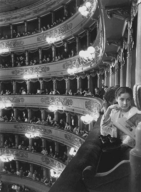 Эйзенштадт пришел с камерой в знаменитый оперный театр «Ла Скала» в Милане, чтобы сфотографировать аншлаг на премьере оперы Римского-Корсакова «Сказание о невидимом граде Китеже». Фотограф рассказывал, что долго не мог найти подходящий объект для переднего плана, пока наконец к нему не повернулась юная девушка в белом. Этот снимок Эйзенштадт называл в числе самых любимых своих работ. 