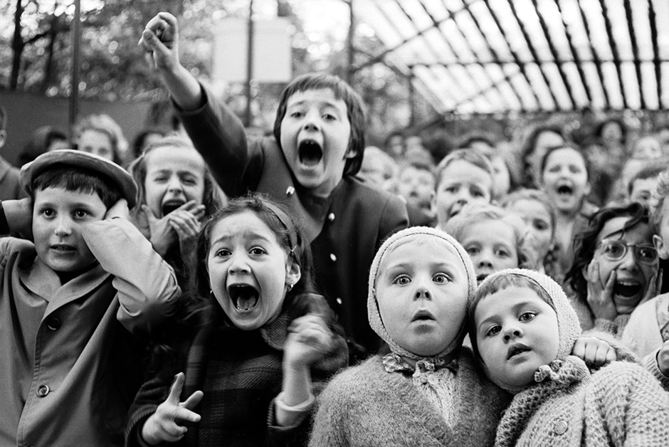 Не только звезды и политики представляли для Эйзенштадта профессиональный интерес — он настолько же был увлечен уличной фотографией с обычными людьми в кадре. В 1963 году он сделал серию снимков из парижского театра кукол, акцентируя внимание на юных зрителях. Завороженные спектаклем, дети даже не заметили притаившегося фотографа. 