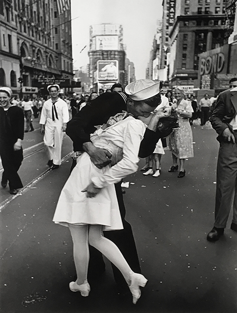Одна из наиболее известных фотографий за всю карьеру Эйзенштадта — «День Победы над Японией на Таймс-сквер», сделанная 14 августа 1945 года. Эта работа, на которой моряк Джордж Мендонса внезапно поцеловал ассистентку стоматолога и свою будущую жену Грету Фридман, одетую в форму медсестры, стала одним из символов победы США во Второй мировой войне. Фото было сделано на Таймс-сквер в Нью-Йорке после принятия Японией условий капитуляции. Джордж Мендонса скончался в возрасте 95 лет в феврале 2019 года. Фридман, с которой Мендонса прожил в браке 70 лет, умерла в 2016-м. Ей было 92 года. 