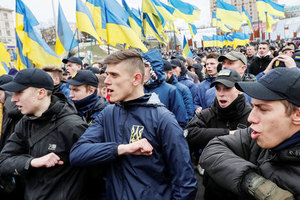 «Мы тебя, сука, зароем!» Радикалы против Порошенко, страх новой революции и русофобия — репортаж с выборов из Киева