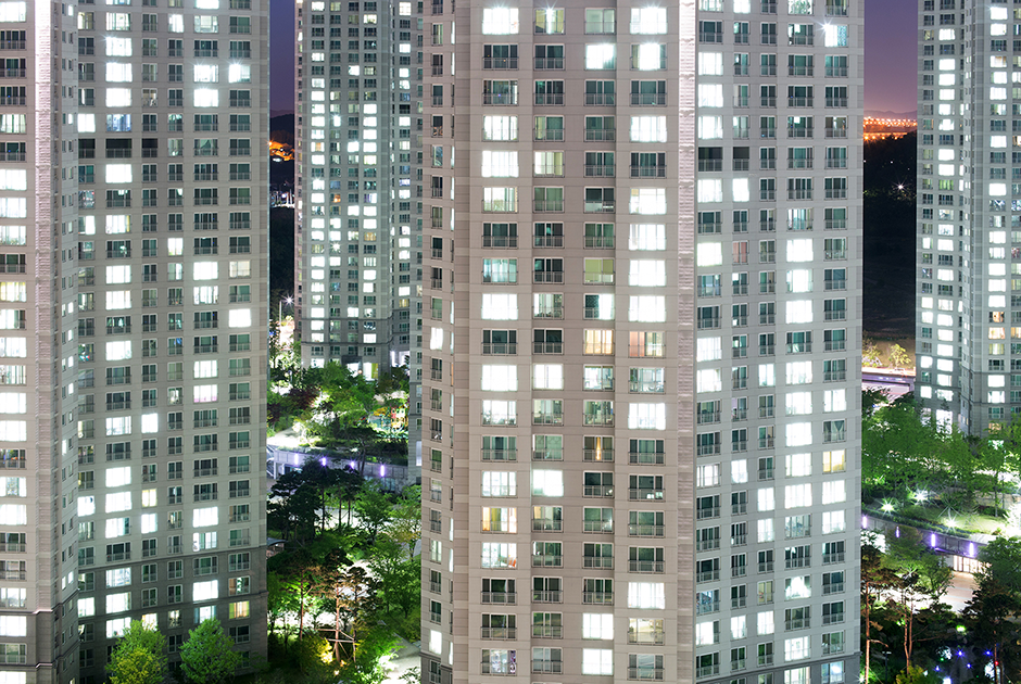Жилые небоскребы в городе Инчхон. Обычно их строят чеболи — корейские мегакорпорации вроде Samsung, LG и Hyundai, которые контролируют заметную долю экономики страны. Входы в здания охраняются.