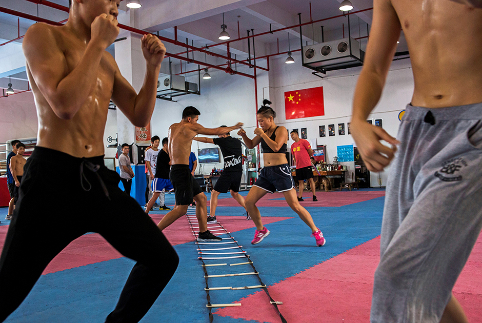 Хуан Вэньсы живет вопреки устоявшемуся в Китае стереотипу о том, что женщина не может заниматься боксом — типично мужским, с точки зрения общества, видом спорта. Она умело совмещает семейную жизнь, профессиональный спорт и изнуряющие тренировки. «Женщина — не только домохозяйка, жена и мать», — утверждает Хуан.
