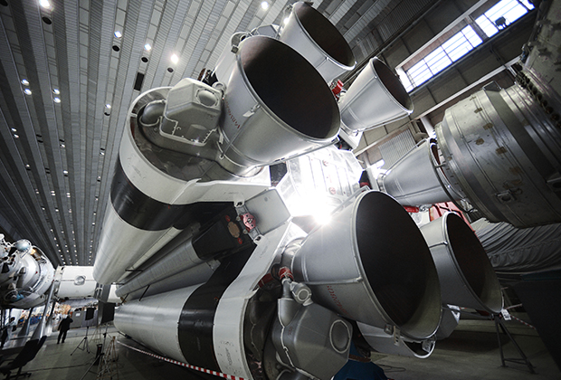 Ракета-носитель «Протон» в цехе сборки в космическом научно-производственном центре имени М.В. Хруничева