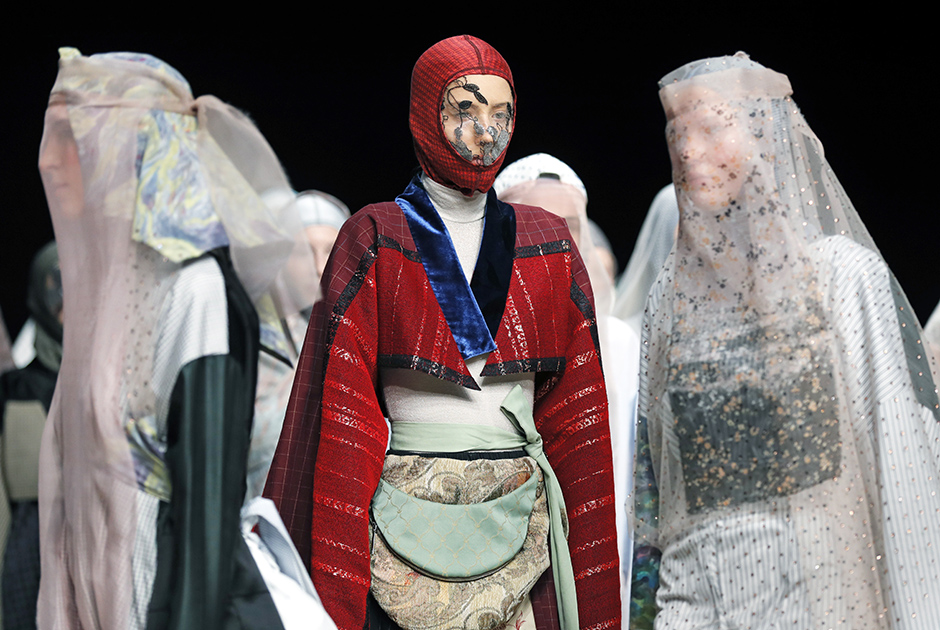 Дефиле российской дизайнерки Асии Бареевой больше напоминал театральное представление на некую абстрактно-ориентальную тему с подобиями мусульманских бурок, нежели показ одежды, претендующей на практичность.
