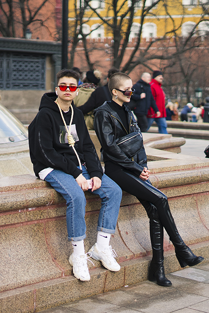 Хитом уличной моды среди гостей Mercedes-Benz Fashion Week Russia этой весной стали красные очки и ugly shoes. Однако в предпочтениях российских девушек все еще сильны позиции лакированных ботфортов на высоком каблуке как незыблемого эталона сексуальности.