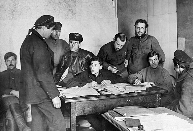 Допрос пленного матроса в штабе подавления Кронштадтского восстания